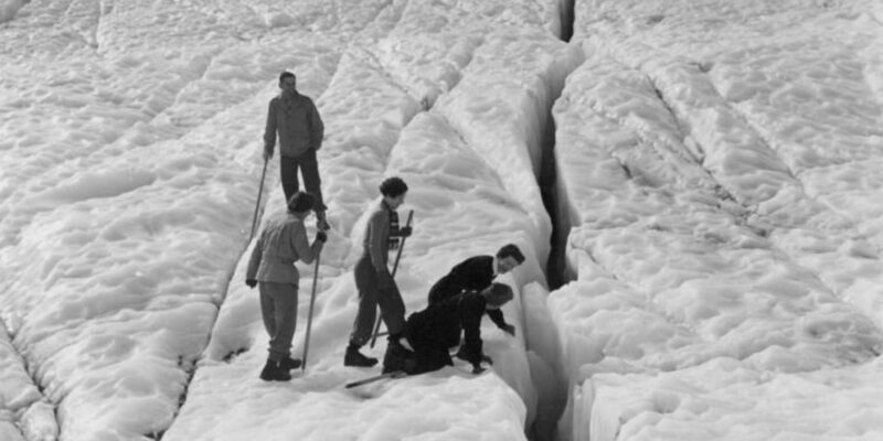 Party_inspecting_a_crevasse_on_the_Fox_Glacier_(3307743585) Party_inspecting_a_crevasse_on_the_Fox_Glacier_(3307743585)